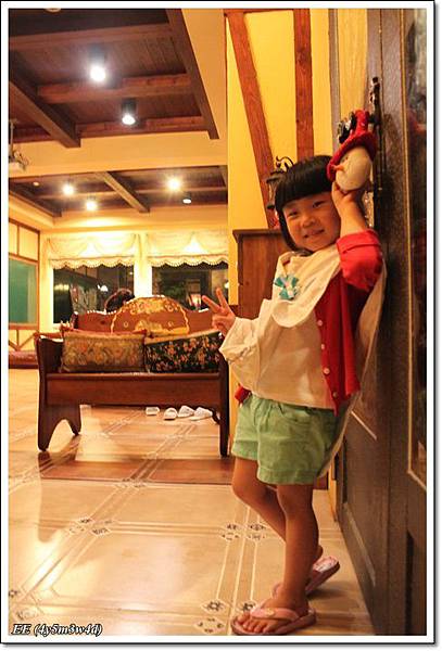 EE披小被在一樓.JPG EE披小被在一樓.JPG