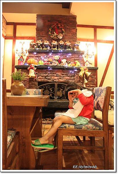 EE與一樓有擺飾的座位前.JPG EE與一樓有擺飾的座位前.JPG