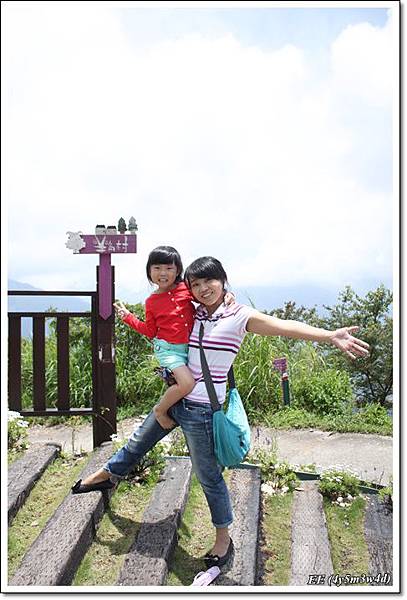 母女羊角村小牌前.JPG 母女羊角村小牌前.JPG