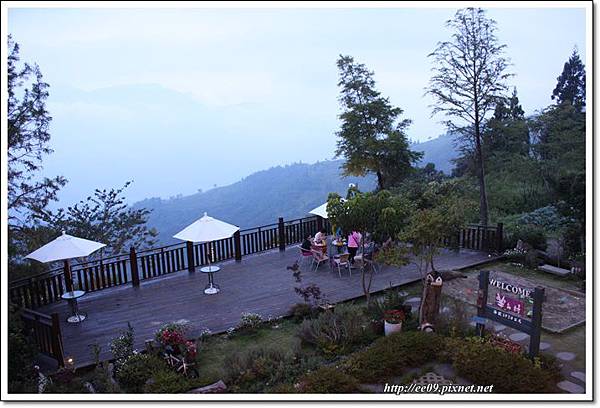 傍晚的樓下景色.JPG 傍晚的樓下景色.JPG