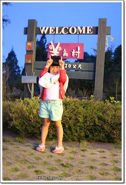 模糊的EE夜間羊角村小牌.JPG 模糊的EE夜間羊角村小牌.JPG