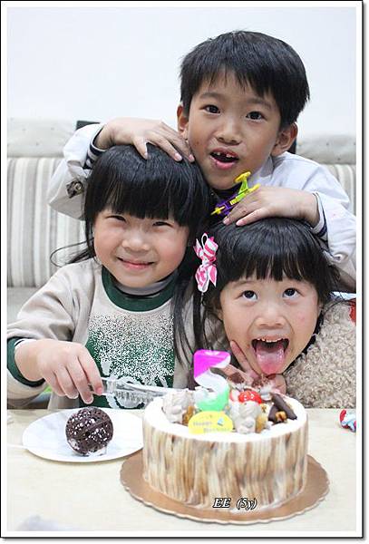 三個孩子切蛋糕-1 三個孩子切蛋糕-1