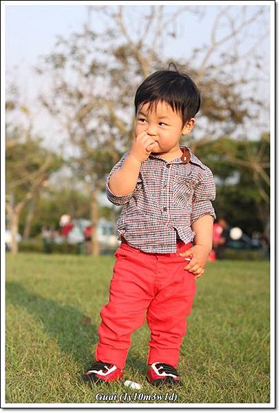 乖乖手插口袋側身微笑 乖乖手插口袋側身微笑