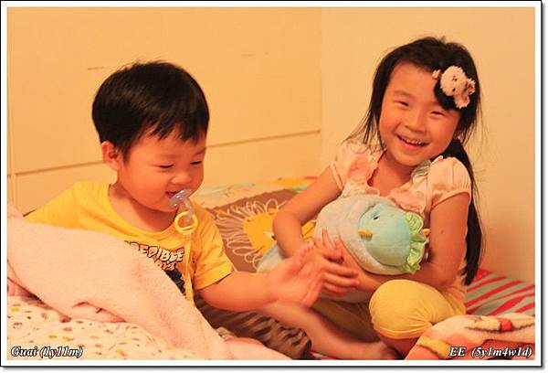 姐弟抱娃娃 姐弟抱娃娃