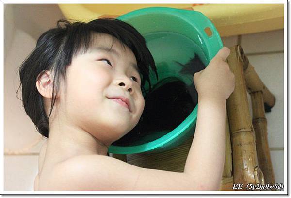 EE說要泡著洗頭髮 EE說要泡著洗頭髮