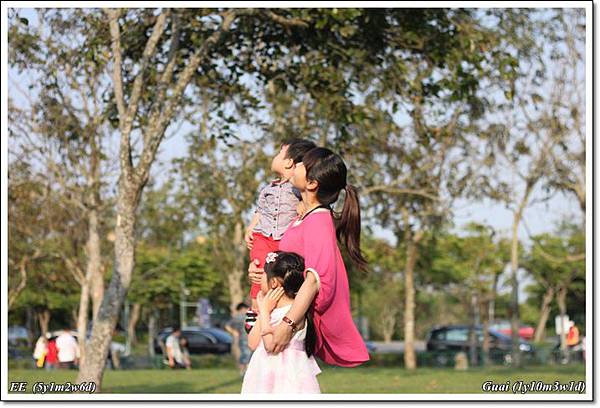 母子女凝視大樹.JPG 母子女凝視大樹.JPG