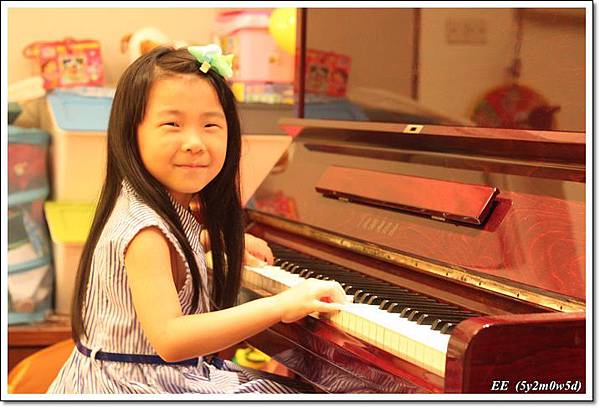彈鋼琴有模有樣.JPG 彈鋼琴有模有樣.JPG