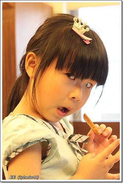 戴髮夾吃餅乾回首.JPG 戴髮夾吃餅乾回首.JPG