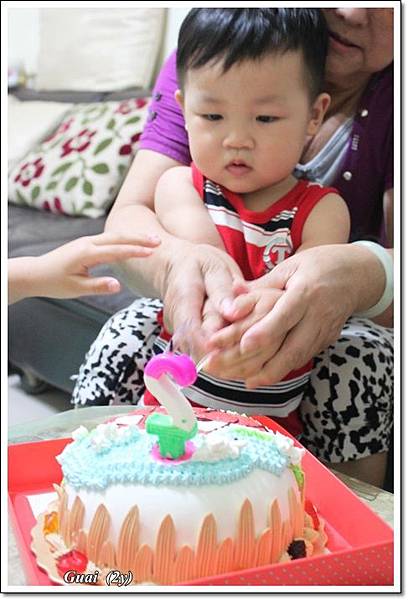 乖乖切蛋糕.JPG 乖乖切蛋糕.JPG