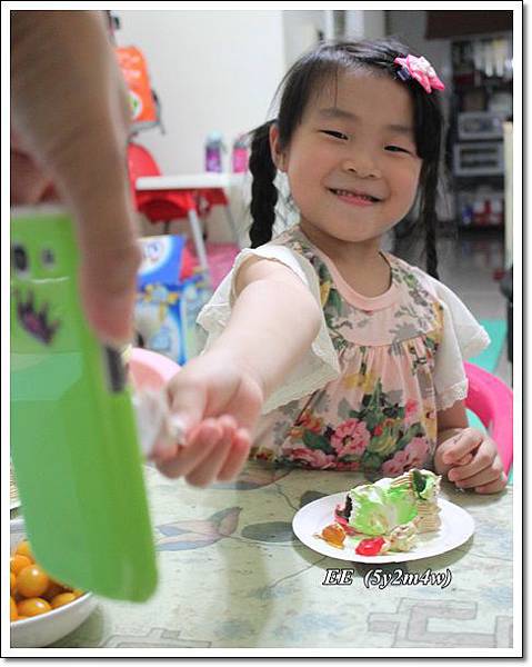 假裝給把鼻吃.JPG 假裝給把鼻吃.JPG