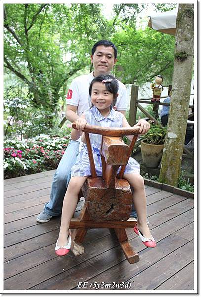 EE與把騎木馬.JPG EE與把騎木馬.JPG