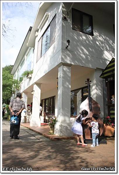 E乖玩大提琴.JPG E乖玩大提琴.JPG