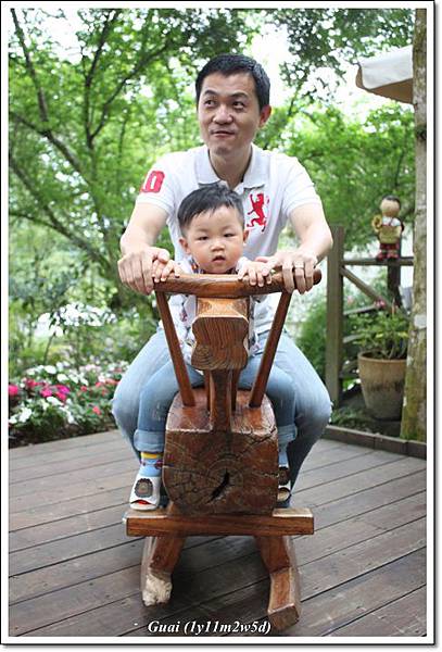 把拔與乖騎木馬.JPG 把拔與乖騎木馬.JPG