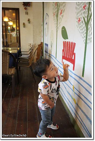 乖乖看牆上的畫.JPG 乖乖看牆上的畫.JPG