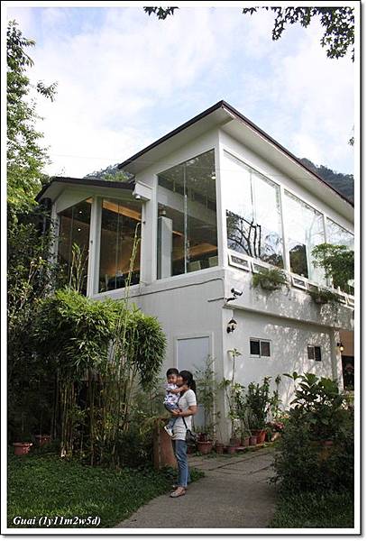 媽抱乖白屋前.JPG 媽抱乖白屋前.JPG