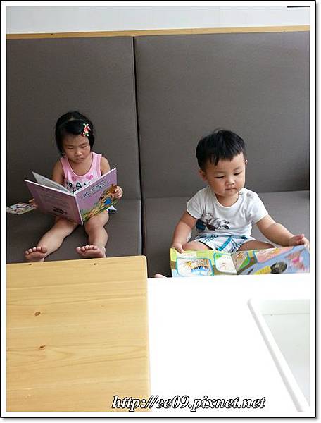 兩個孩子看繪本 兩個孩子看繪本
