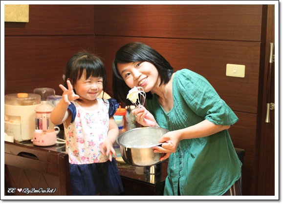 母女一起做蛋糕.jpg 母女一起做蛋糕.jpg