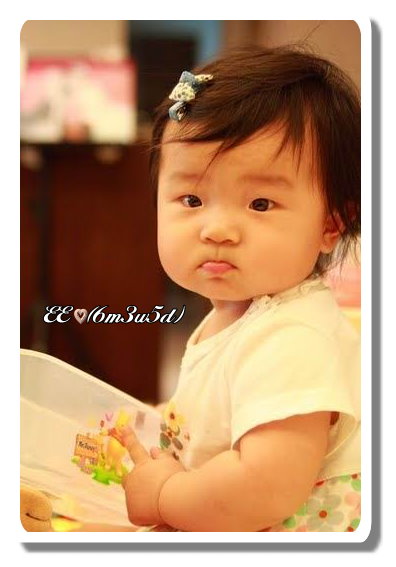 (編輯)EE 拿盒發呆.jpg