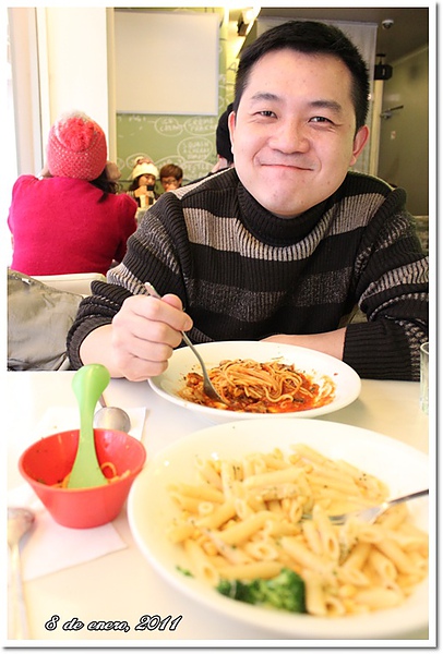 Eric吃pasta.jpg Eric吃pasta.jpg