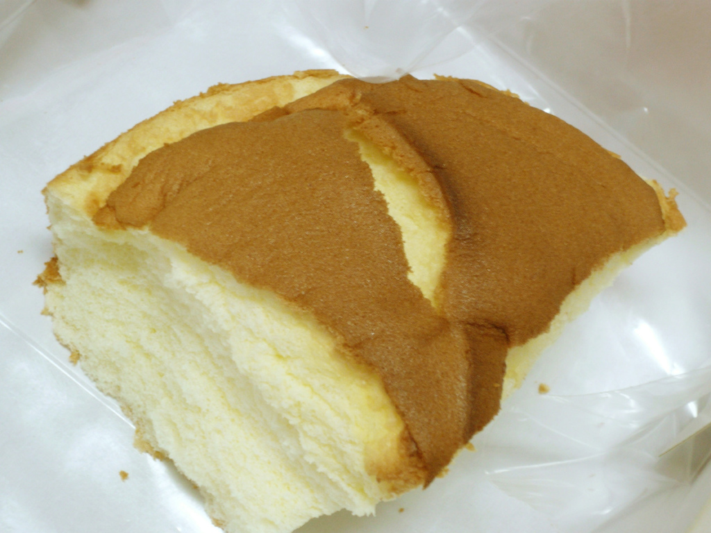 撕開的原味特美香布丁蛋糕