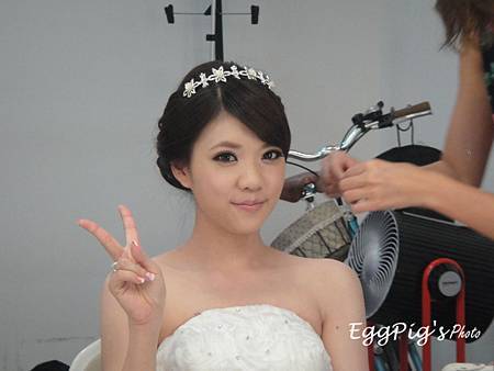 戴上可愛的花冠，看起來有典雅的樣子了