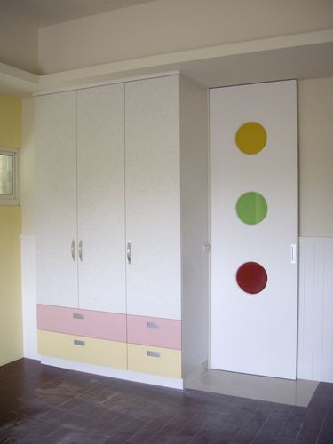兒童房衣櫃.JPG