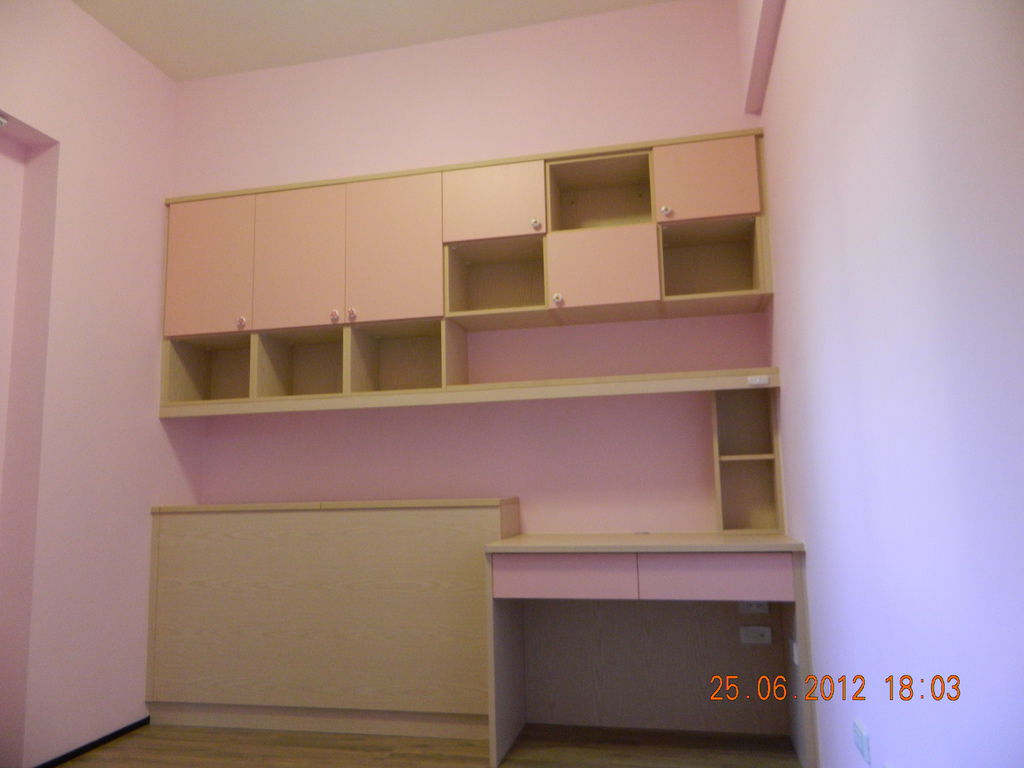 女兒房床頭+書桌