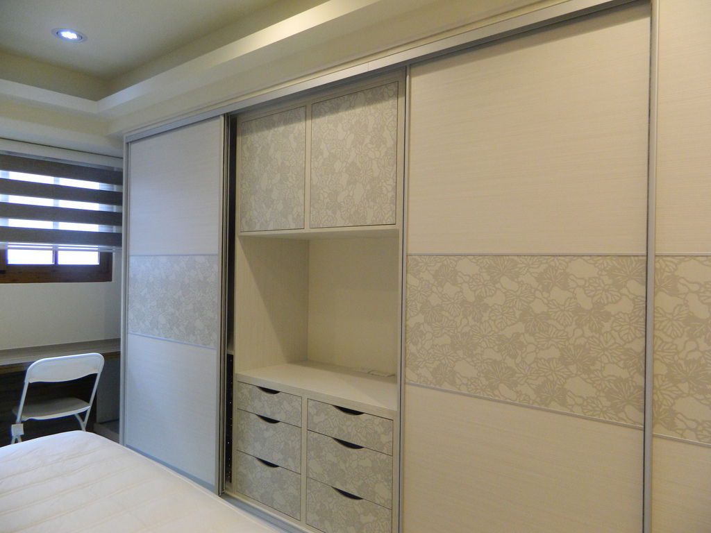 主臥推拉衣櫃-中間可放電視