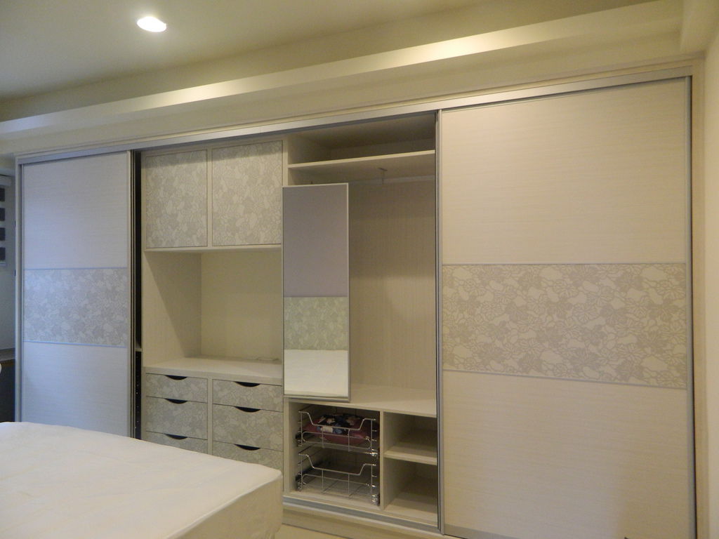 主臥推拉衣櫃-旋轉拉鏡2