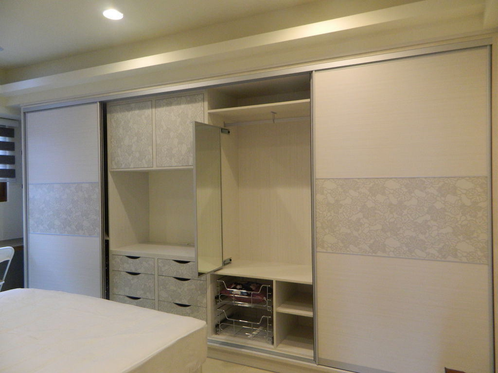 主臥推拉衣櫃-旋轉拉鏡3