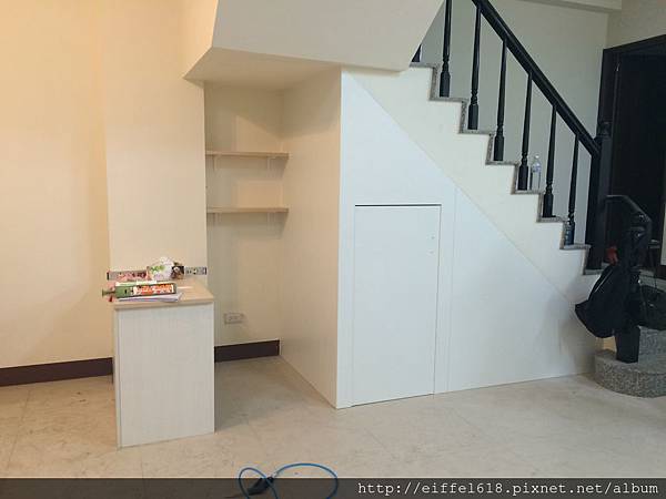 梯下收納間完工後
