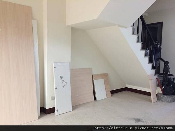 梯下收納間及辦公桌施工前