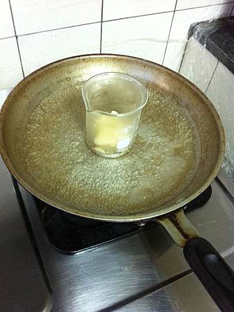 隔水加熱溶解蜜蠟 隔水加熱溶解蜜蠟