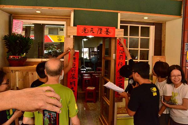 圖片：用廢木料打造之張明麗競選總部外觀