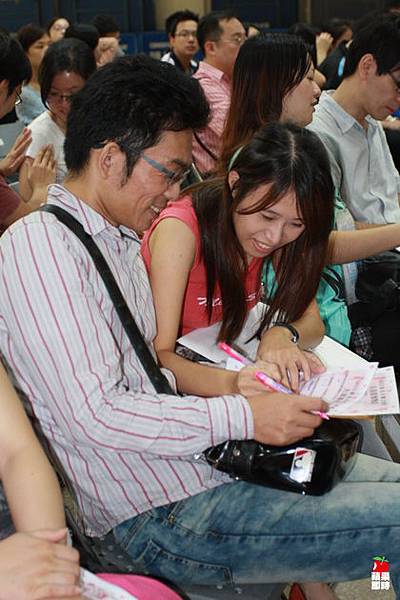 醫師台上風趣傳授受孕秘訣,台下新人聽了竊笑不已。 醫師台上風趣傳授受孕秘訣,台下新人聽了竊笑不已。