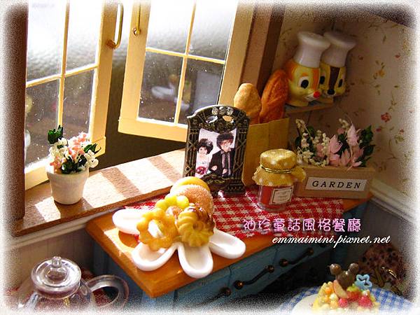 袖珍餐廳(田園蜜語改造)12-窗邊、甜甜圈、搞笑婚紗照..... 袖珍餐廳(田園蜜語改造)12-窗邊、甜甜圈、搞笑婚紗照.....