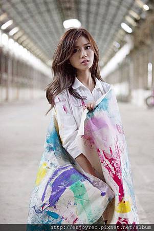 蔡黃汝披上自己揮灑的畫布拍照 (1) (1) 蔡黃汝披上自己揮灑的畫布拍照 (1) (1)