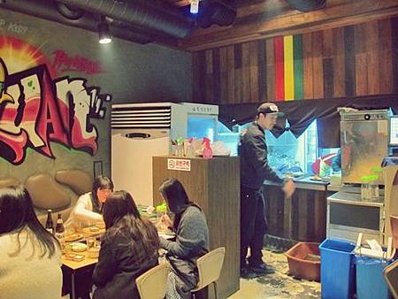 <EXO's Showtime> 第2集取景地:哈哈的八字烤腸 <EXO's Showtime> 第2集取景地:哈哈的八字烤腸