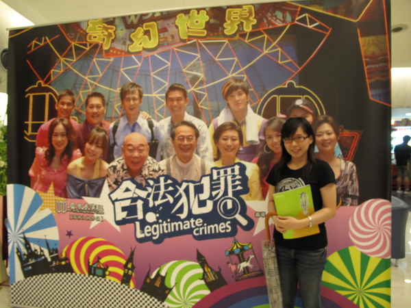 第一次看舞台劇跟看板合照耶XDDD