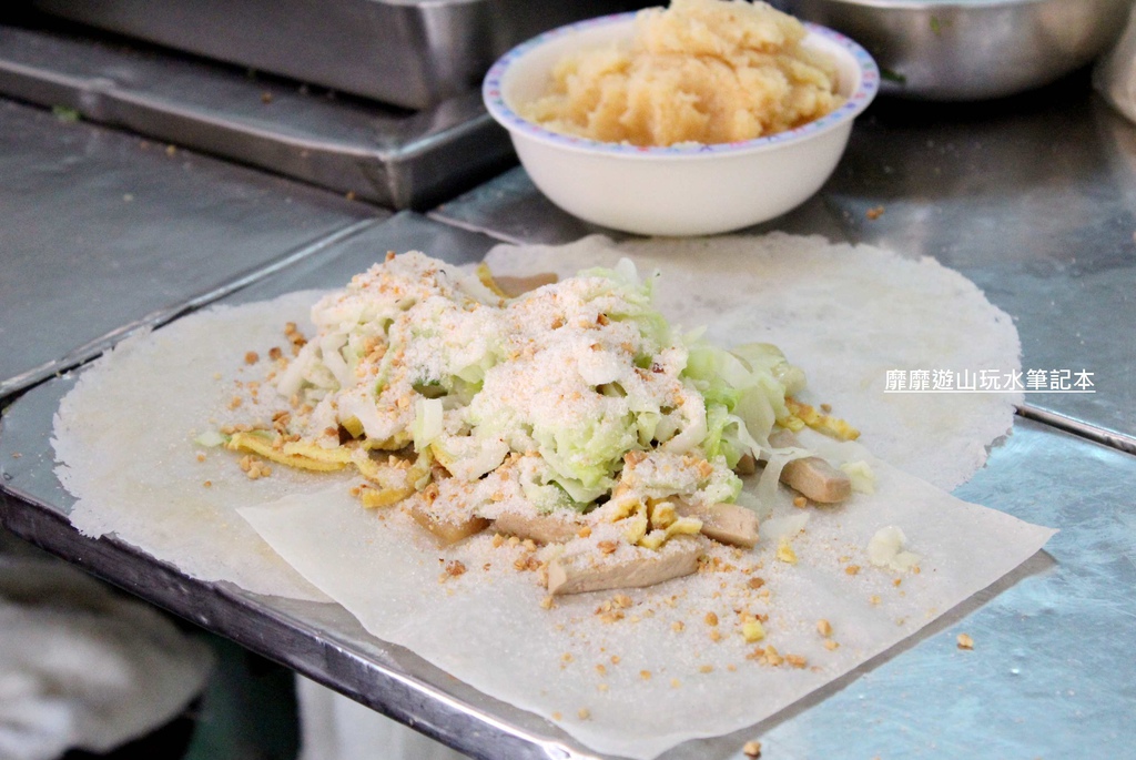 據說金得春捲也是到台南必吃的美食,這次就讓我也來會會它吧! 店鋪不大,人手卻不少,一捲35元的價格很公道,大家都排隊跟左邊的櫃台小姐點春捲付錢,很快就可以拿到囉~ 話說,有名的富盛號碗粿就在隔壁而已,本來也要一起解決的買來吃地,沒想到排隊排了一會兒才發現下一批要出爐的碗粿還有得等啊,天氣很熱,人好多,這次還是先殘念放棄吧!