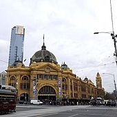 座立於Melbourne市中心最旺處很有特色的Flinders Station 全金黃色的外牆相當的有氣派