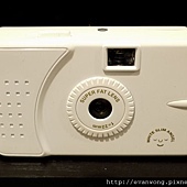 相機正面 鏡頭對上的是觀景窗 右下角是White Angel的標志