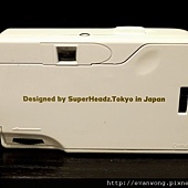 很簡潔的背面 只有觀景窗 左下角的過片鈕跟右邊的底片箱開關