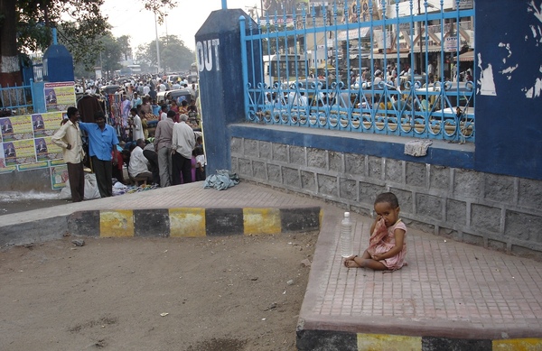 火車站內的小孩