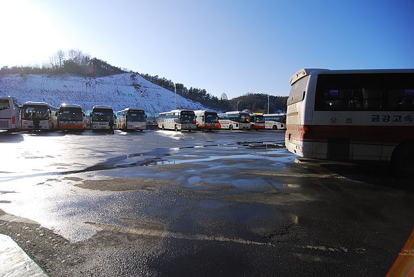 車後方都是雪阿