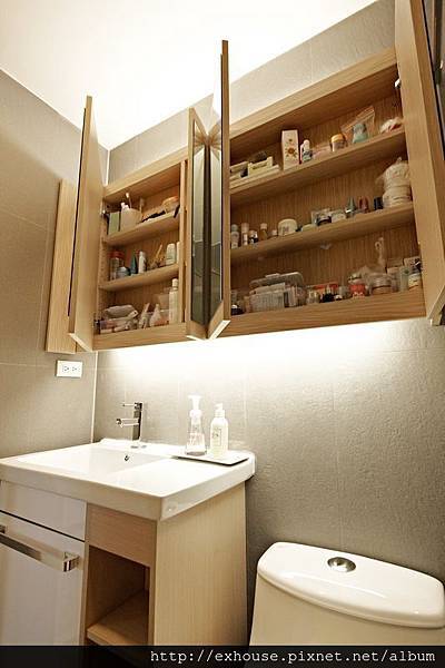 浴室台面瓶瓶罐罐难收纳? 收拾乱象 变身时尚