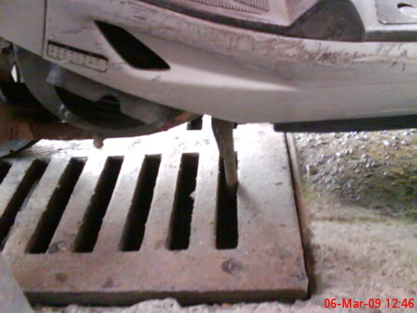 事件二:小羊腳架卡在水溝蓋裡