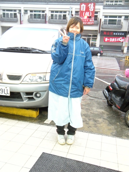 自作聰明把沒帶雨褲,結果雨超大,只好趕緊去買個輕便雨衣