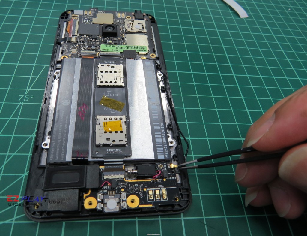 華碩Zenfone5面板拆裝記9