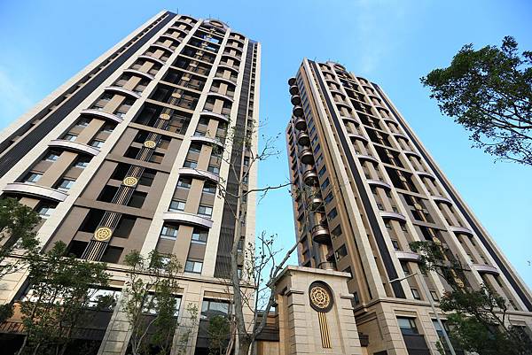 遠雄的二代宅,氣勢的大門及精緻的家徽-中和左岸/中和建案-玫瑰園 遠雄的二代宅,氣勢的大門及精緻的家徽-中和左岸/中和建案-玫瑰園